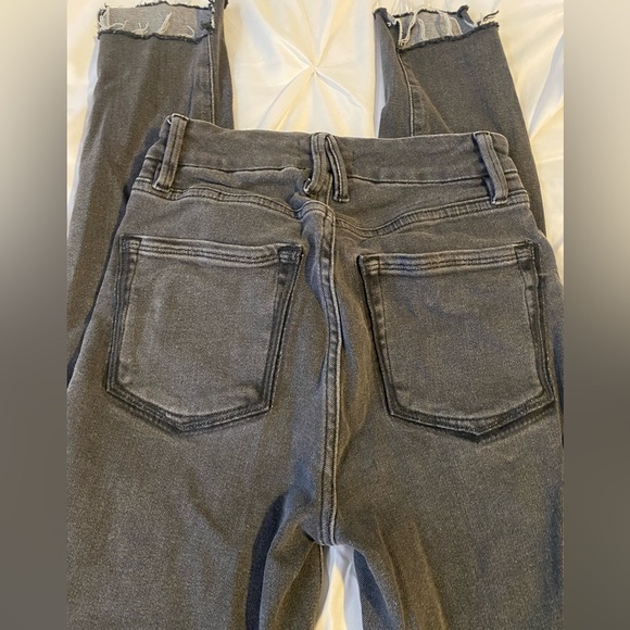 Good American Shadow Pockets Jeans in Gray High Rise Distressed. Size 0/25 - Picture 4 of 7